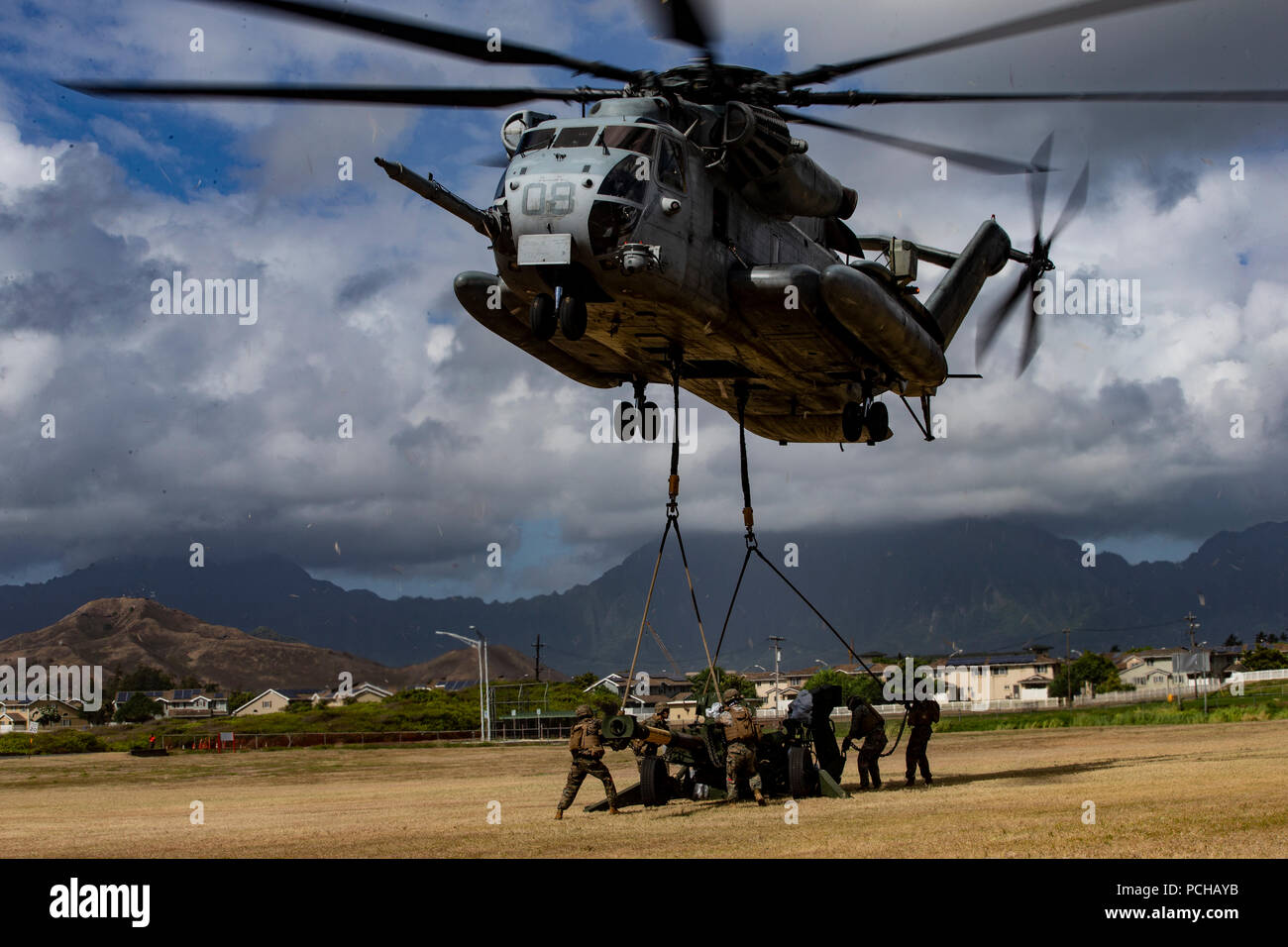 180729-M-GN053-0065 MARINE CORPS BASE HAWAII (29 juillet 2018) Les Marines américains une sangle M777A2 155 mm Howitzer remorqué à un Corps des Marines américains CH-53E Super Stallion avec Marine l'Escadron d'hélicoptères lourds (HMH) 463 au cours d'un débarquement amphibie démonstration à Pyramid Rock Beach dans le cadre de l'exercice RIMPAC sur base du Corps des Marines Hawaii 29 Juillet, 2018. RIMPAC fournit une formation de valeur pour la tâche organisé, hautement capable air-sol marin Task Force et améliore la capacité d'intervention de crise critique de Marines américains dans le Pacifique. Vingt-cinq nations, 46 navires, 5 sous-marins, environ 200 avions, et 25,0 Banque D'Images