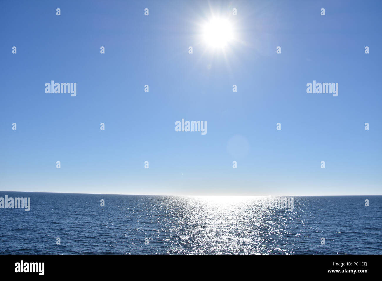 Ciel du soir sans nuages et soleil, mer du Nord. Vue du navire. Juin, 2018 Banque D'Images