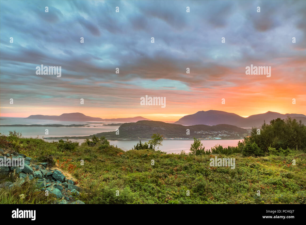 Vue depuis le point de vue d'Byrampen Hovland, Nordstrand et Leitebakk islands à Alesund, Norvège. Banque D'Images