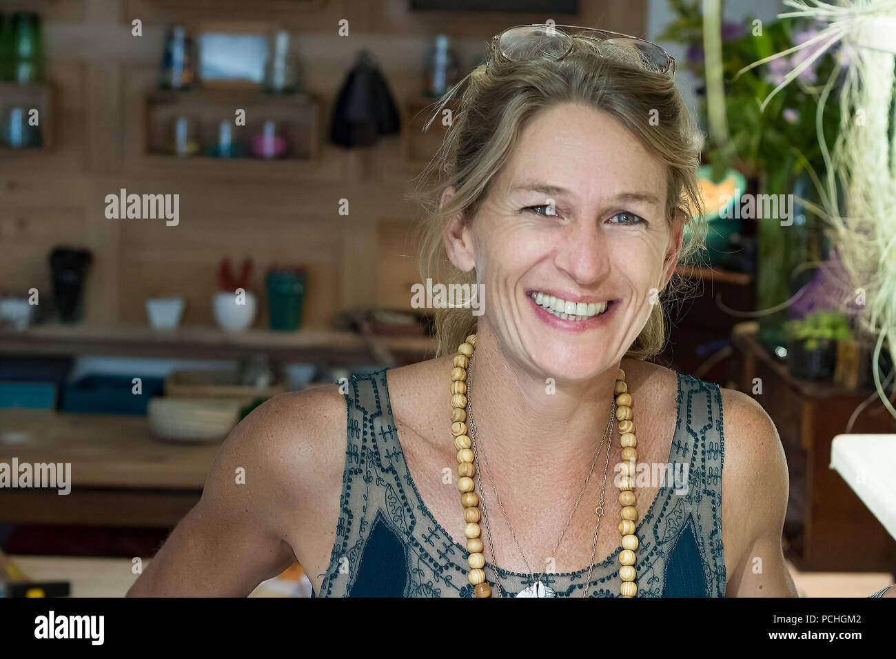 Portrait of young woman smiling blonde française dans son magasin de cadeaux faits main en France, entrepreneur concept. Banque D'Images