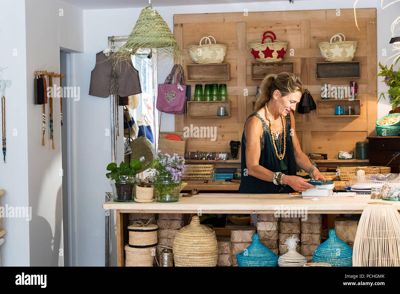 Portrait de femme mature blonde française travaillant heureux à son magasin de cadeaux faits main en France, entrepreneur concept. Banque D'Images