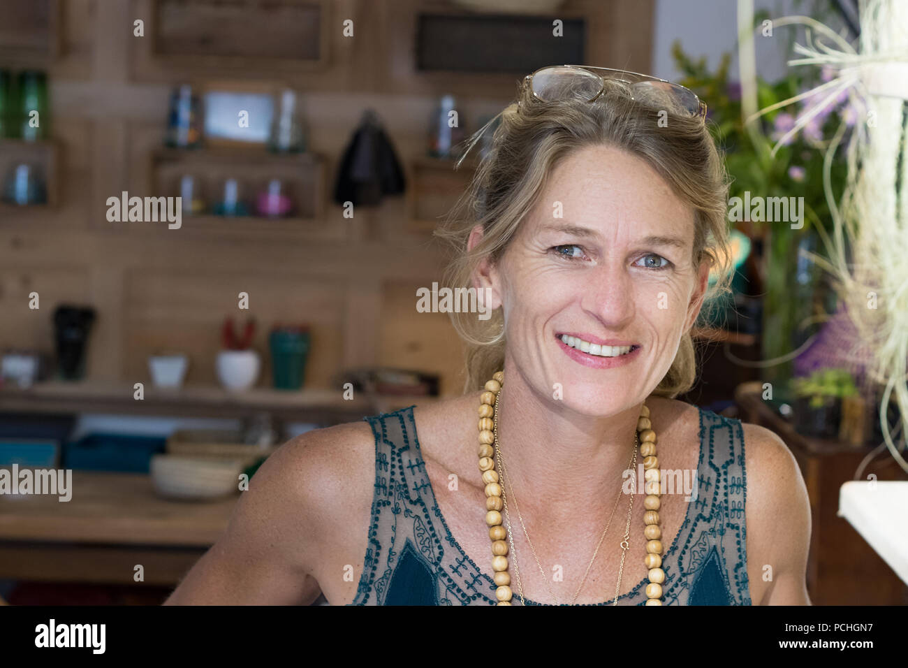 Portrait of young woman smiling blonde française dans son magasin de cadeaux faits main en France, entrepreneur concept. Banque D'Images