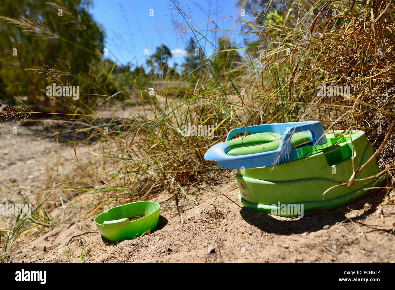 Un petit pot d'enfant abandonné dans l'herbe, Townsville, Queensland, Australie Banque D'Images