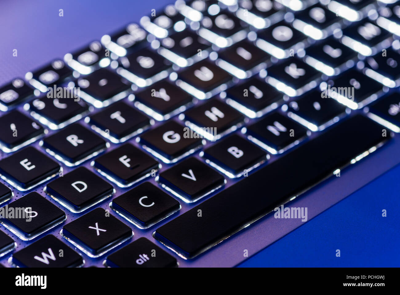 Clavier d'ordinateur portable rétroéclairé close-up avec focus sélectif  dans un environnement de lumière bleu Photo Stock - Alamy