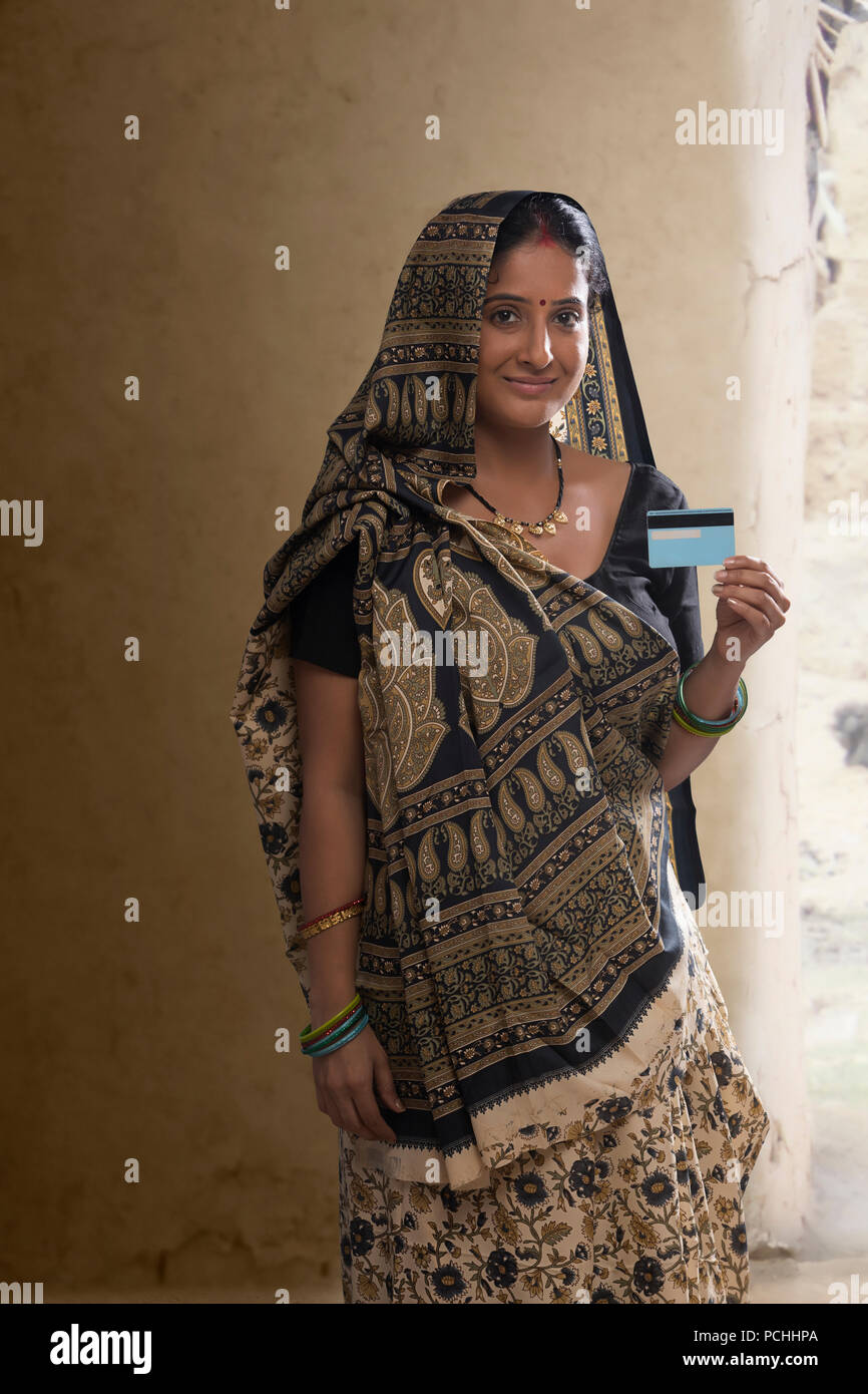 Portrait of Indian woman holding credit card rural Banque D'Images