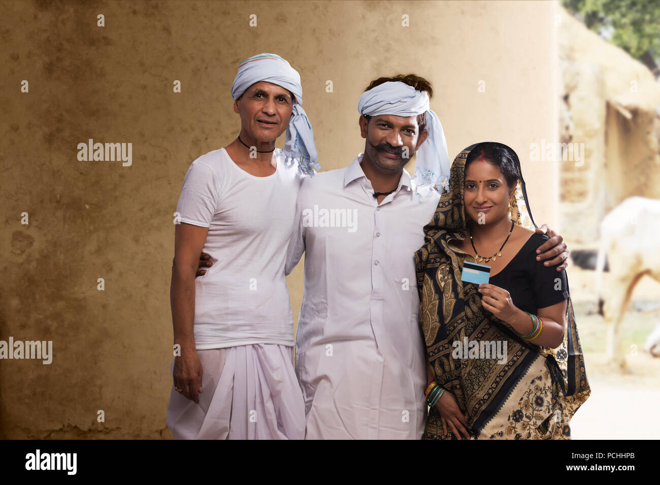 Famille d'agriculteurs indiens holding credit card Banque D'Images