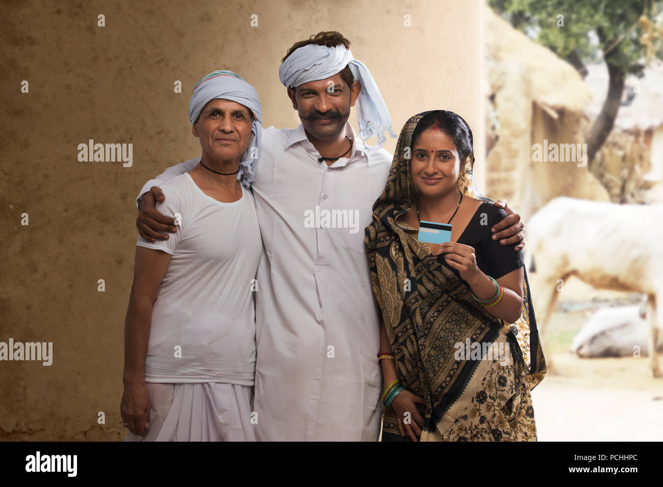 Les agriculteurs ruraux indiens family holding credit card Banque D'Images
