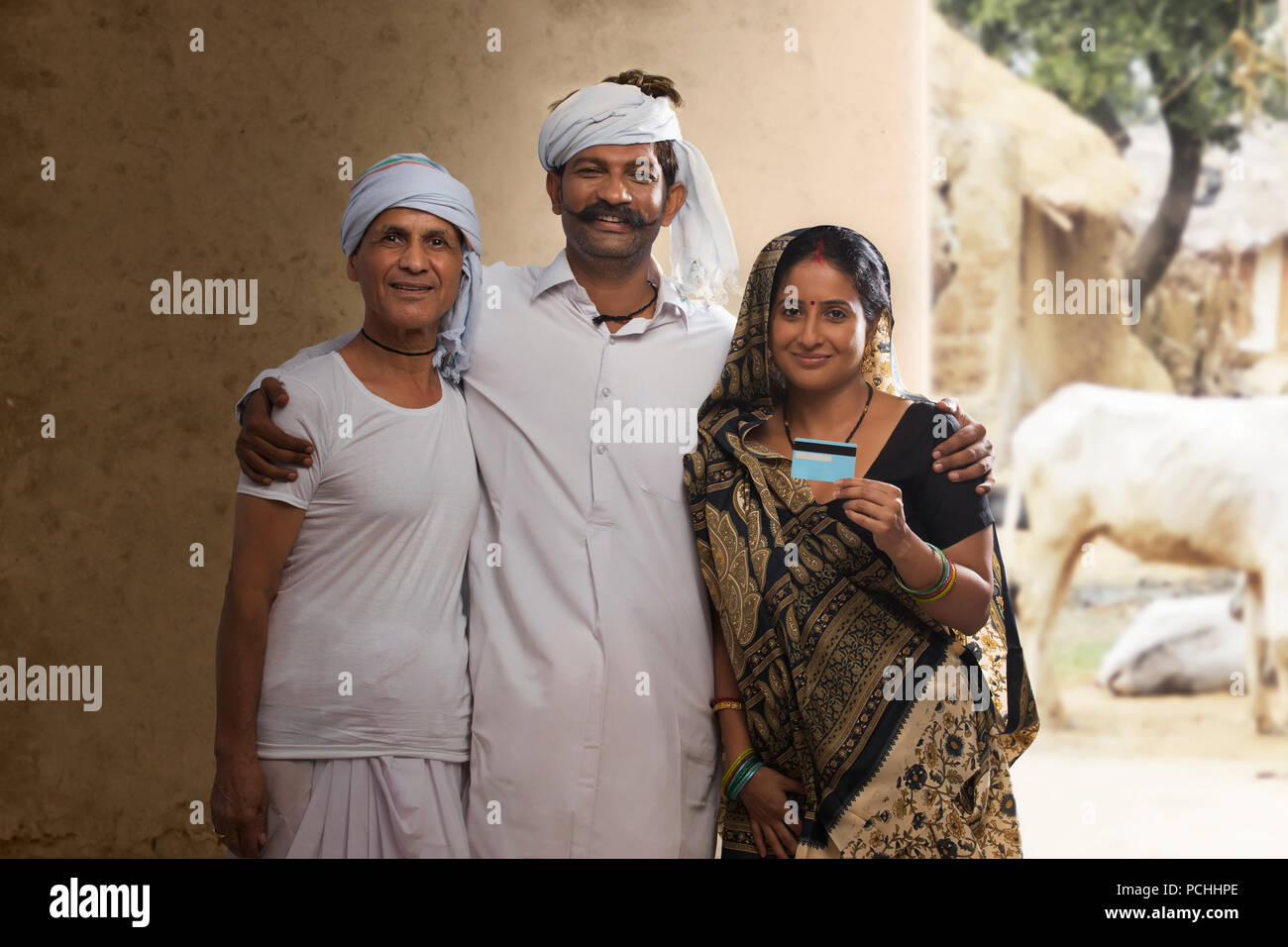 Les agriculteurs ruraux family holding credit card Banque D'Images