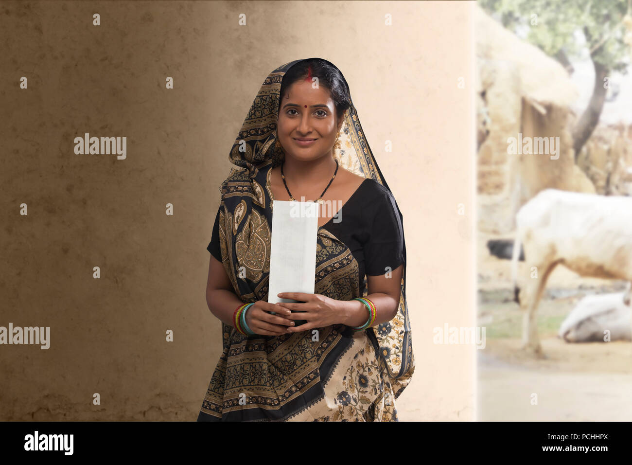 Portrait of Indian woman holding rural chèque bancaire Banque D'Images