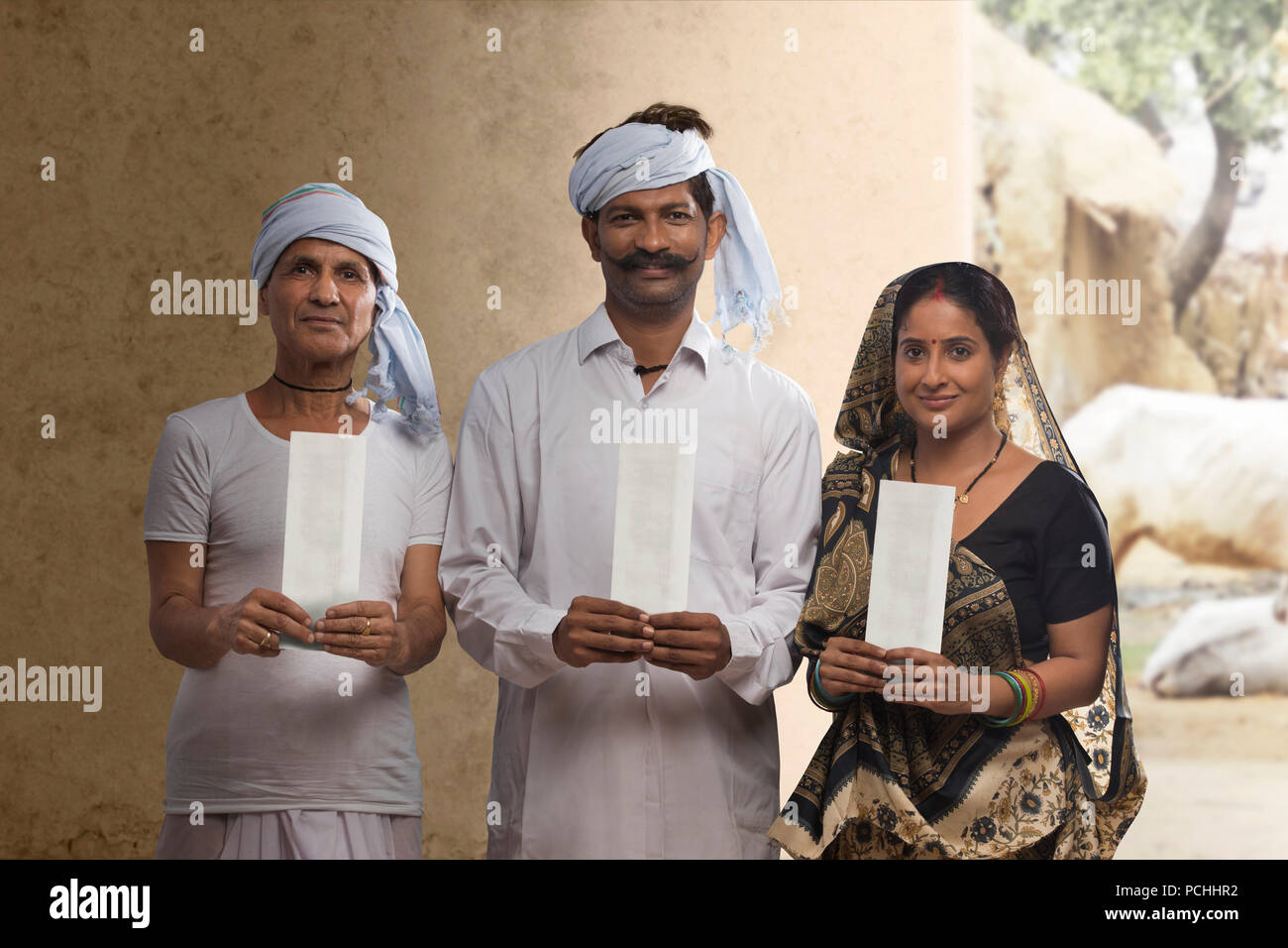 Les agriculteurs ruraux indiens family holding chèque bancaire Banque D'Images