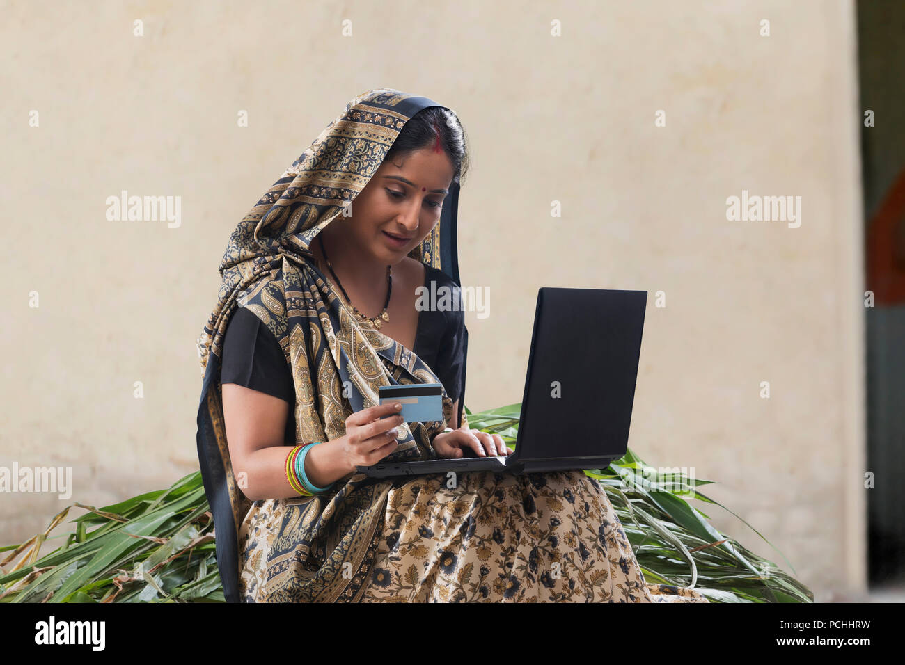 Rurales indiennes woman et une carte de crédit Banque D'Images