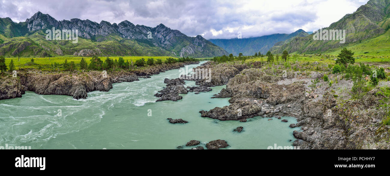 Panorama de l'été la montagne paysage de rivière rapide avec Teldykpen Katun rapids, montagnes de l'Altaï, en Russie. C'est la plus profonde et la plus étroite lieu de r Banque D'Images