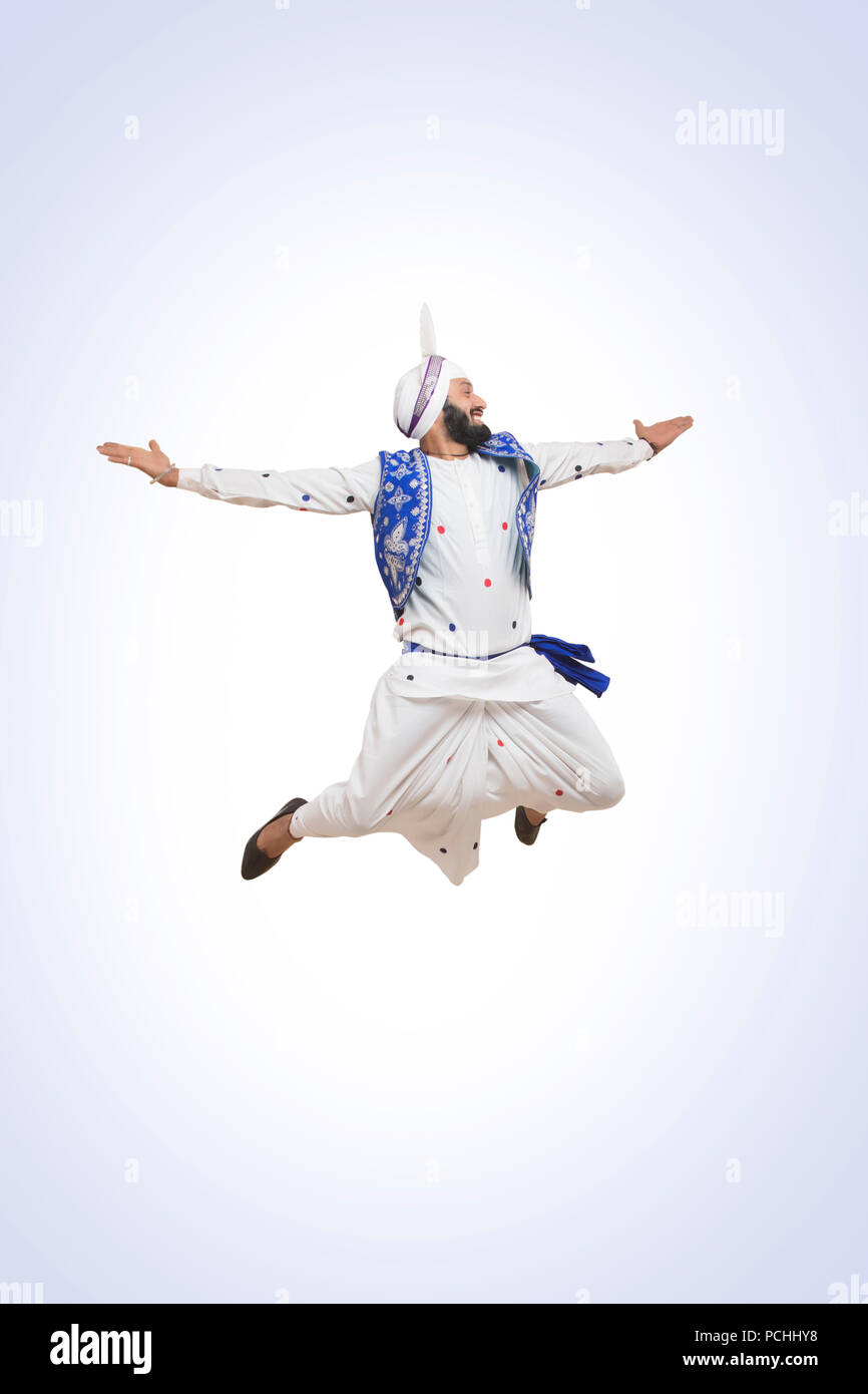 Homme Sikh sautant en l'air Banque D'Images