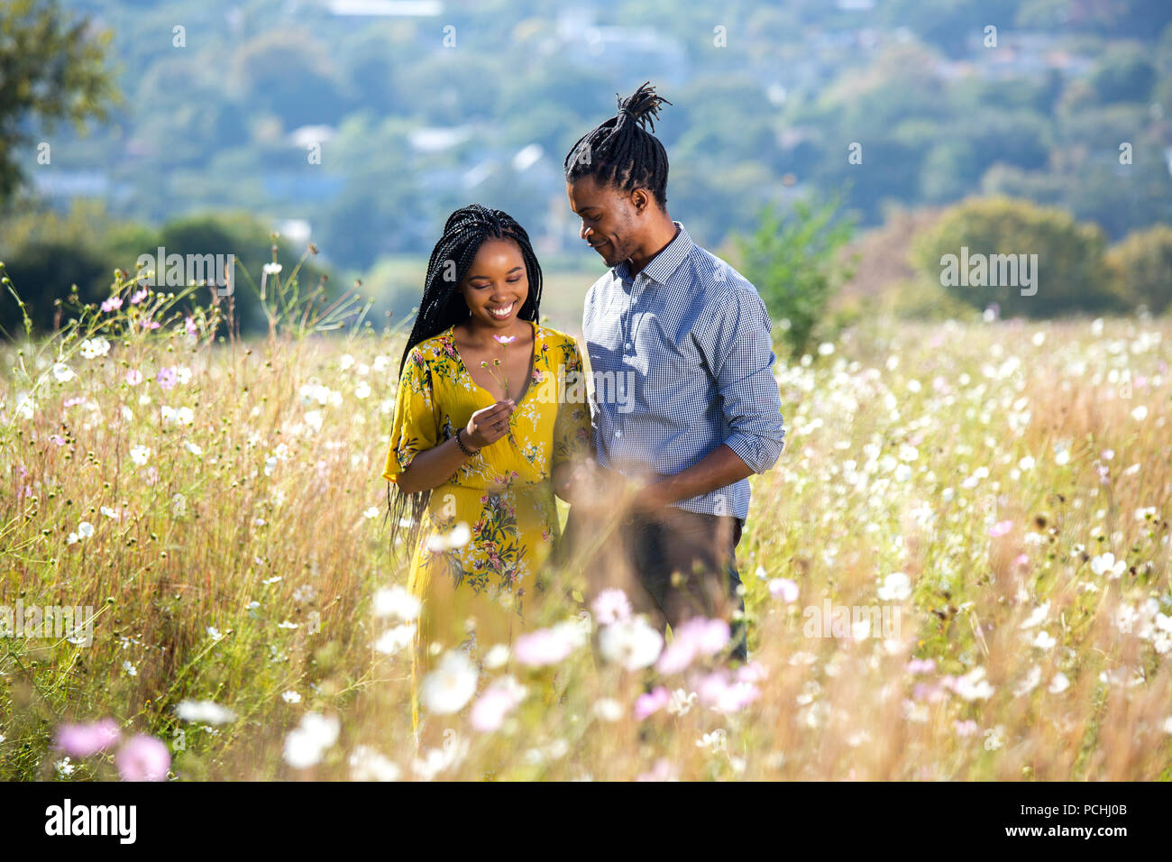 Couple une fleur dans un parc Banque D'Images