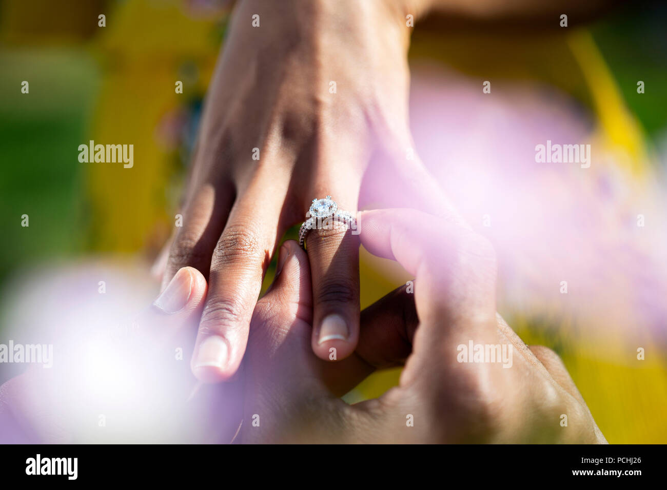 Bague de fiançailles d'être mis sur le doigt de la femme africaine Banque D'Images