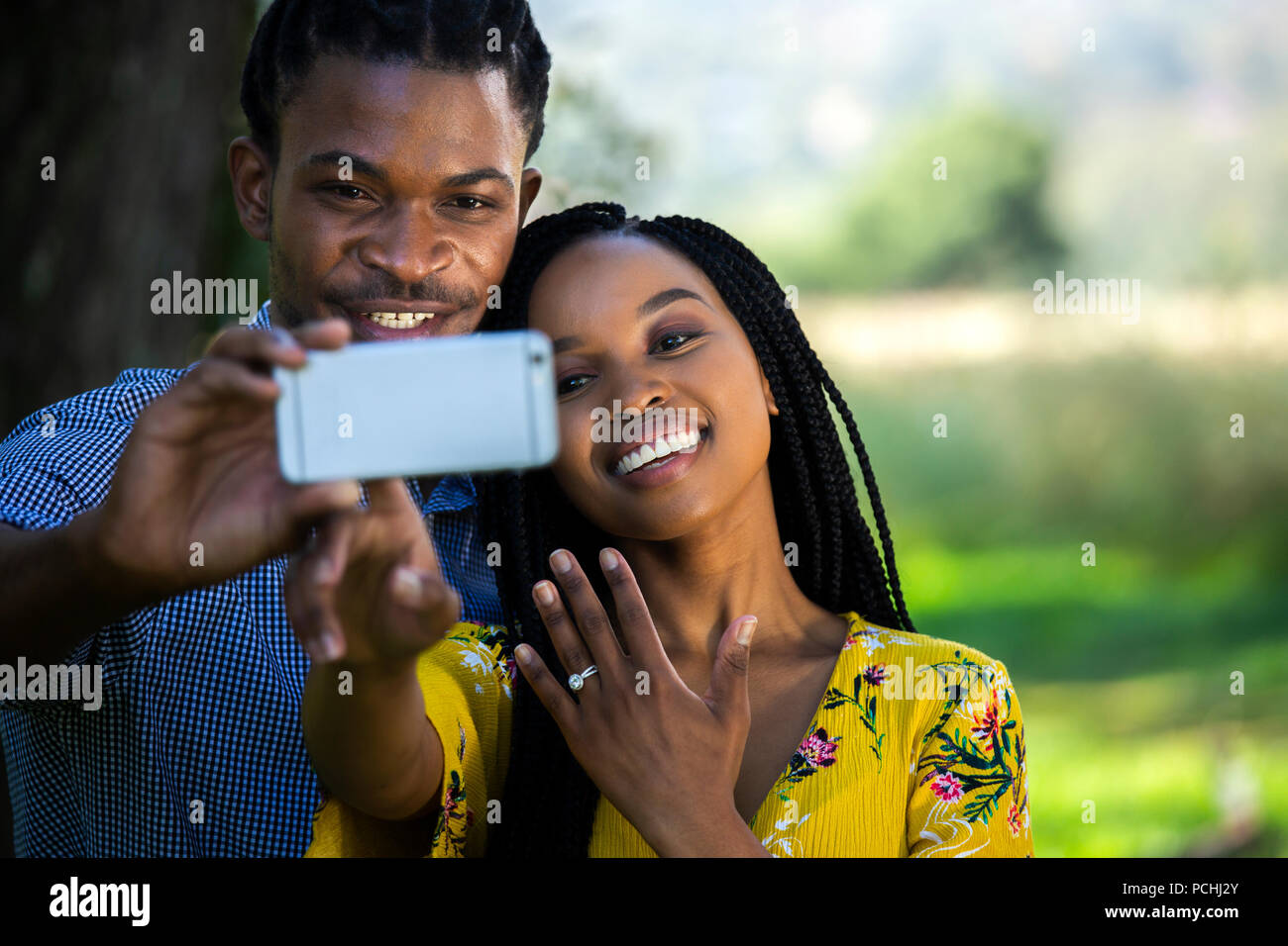 Un couple avec bague de fiançailles selfies Banque D'Images