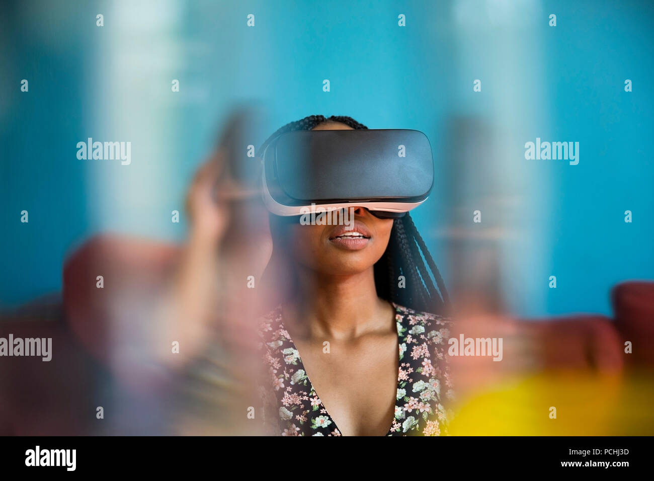 Femme africaine à la recherche par le biais du casque VR Banque D'Images
