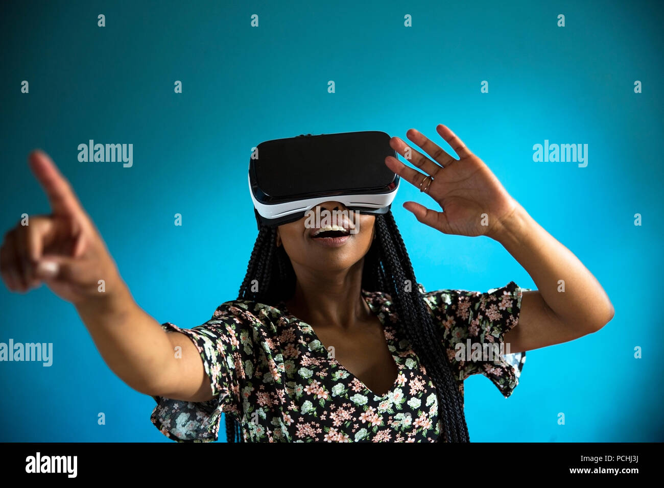Femme africaine à la recherche par le biais du casque VR Banque D'Images