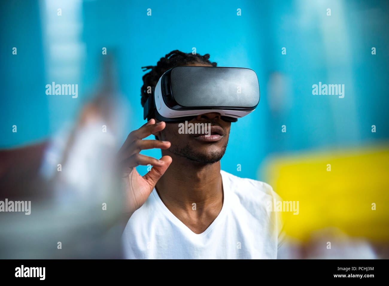 African man looking through casque VR Banque D'Images