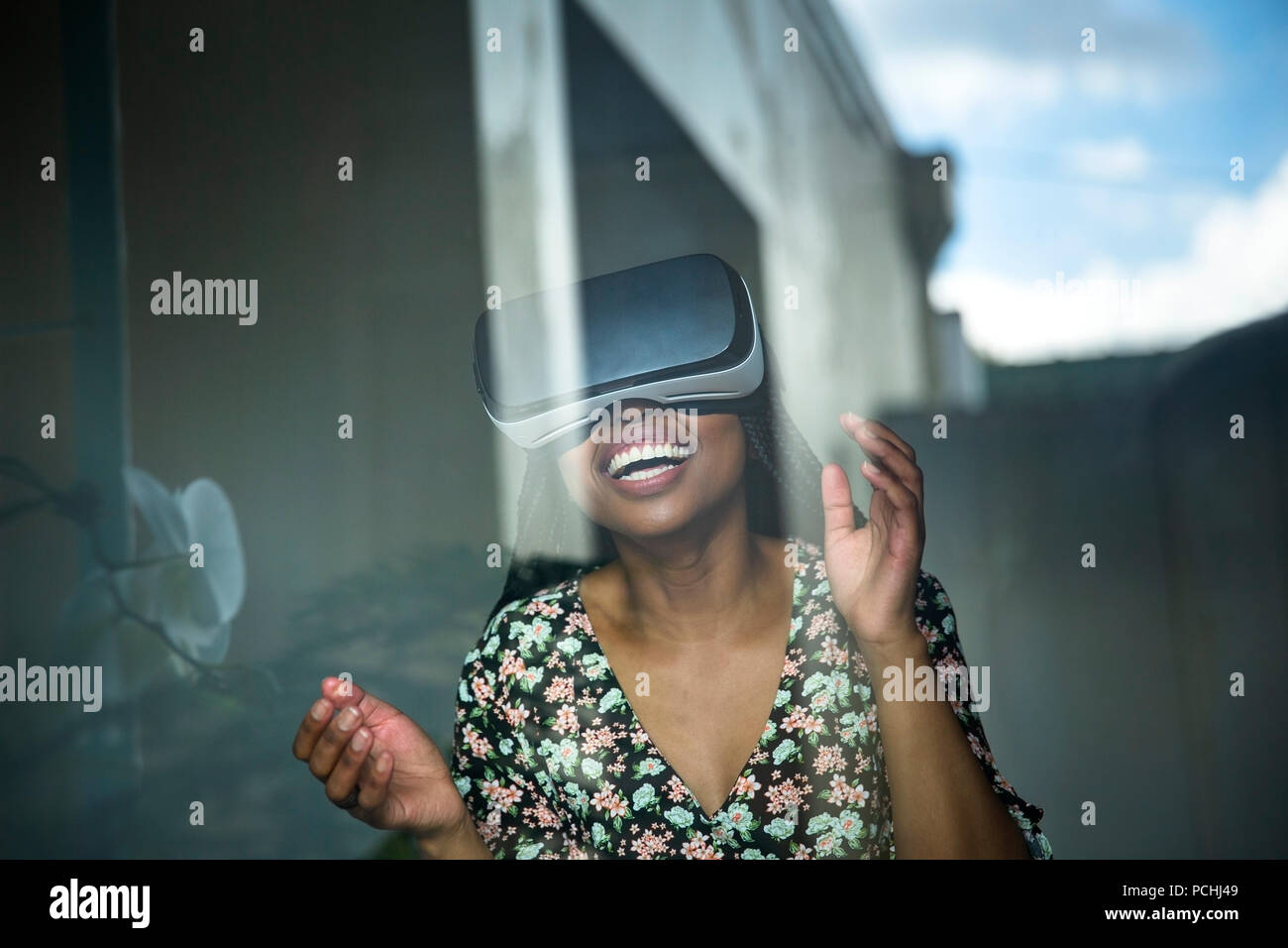 Femme africaine à la recherche par le biais du casque VR Banque D'Images
