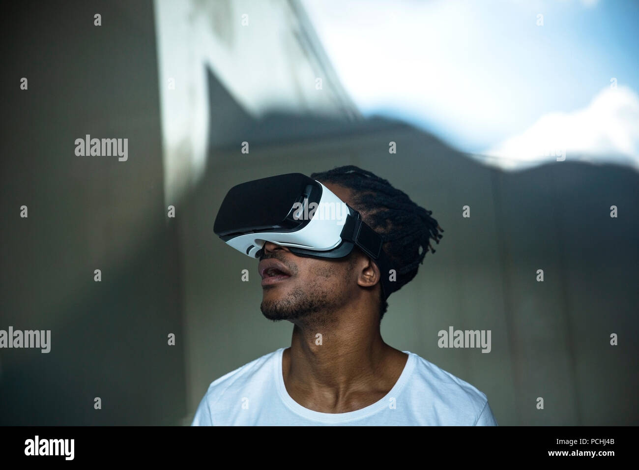 African man looking through casque VR Banque D'Images