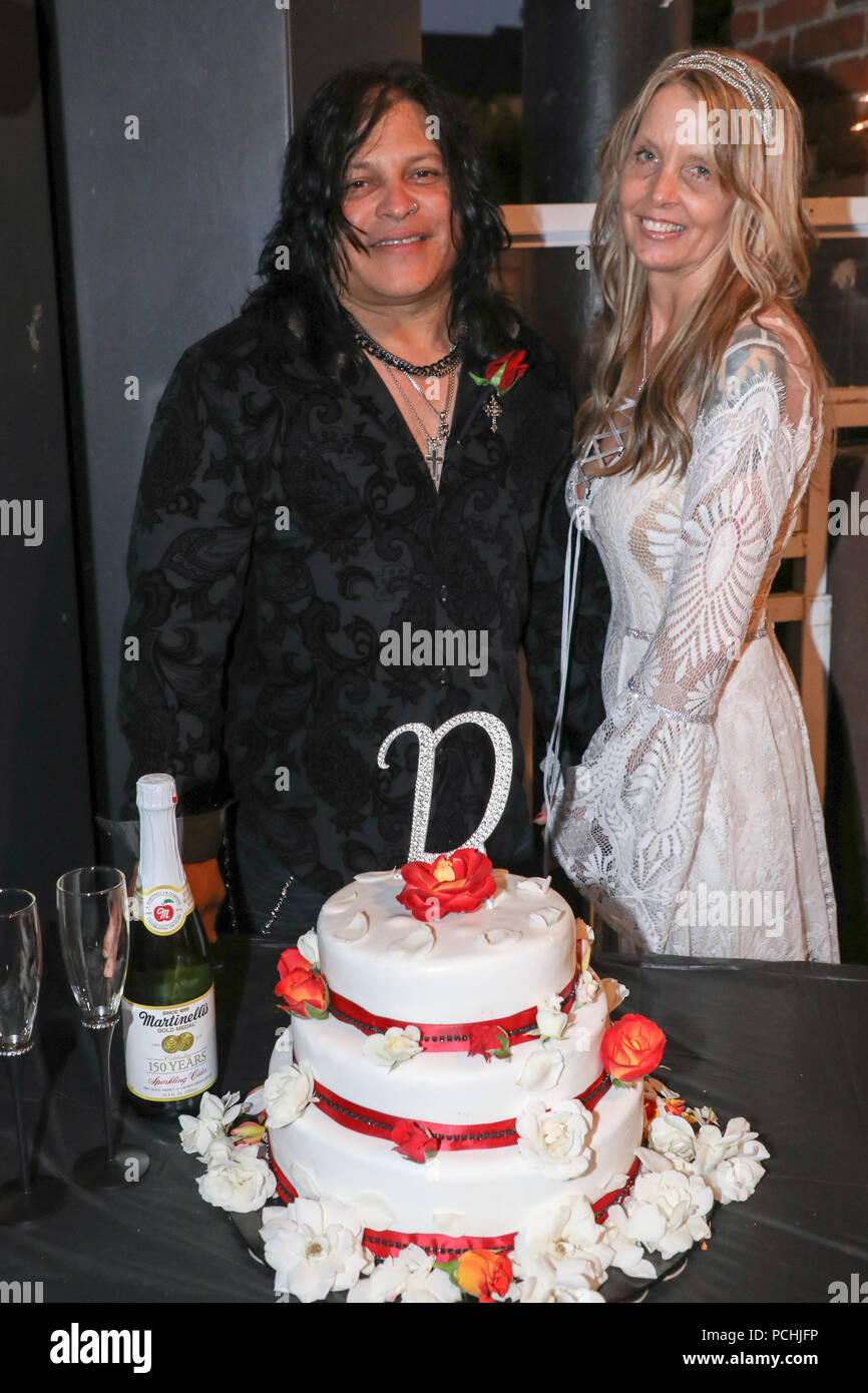 Rock & Roll batteur Joey Durant la célébration de mariages, au Rainbow Bar & Grill sur Sunset Strip, à Hollywood, Californie comprend : Joey Durant, Linda J. S.A. Lukehart Où : Los Angeles, California, United States Quand : 01 Juil 2018 Credit : Sheri/WENN.com Determan Banque D'Images