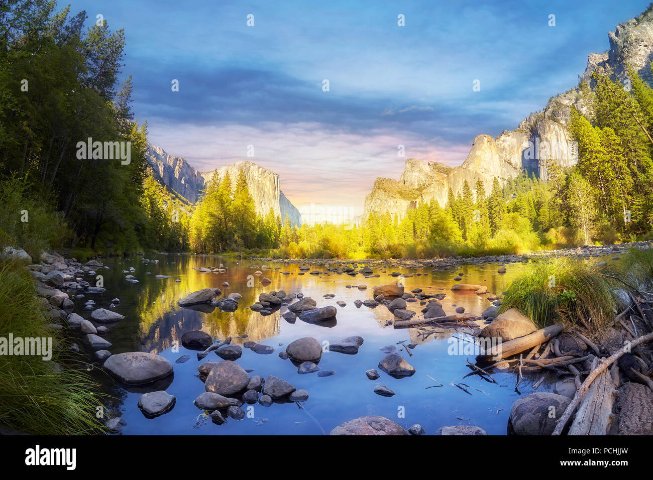 Au coucher du soleil de la vallée de Yosemite, California, USA. Banque D'Images