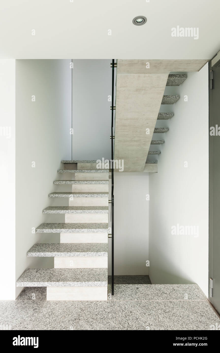 Bâtiment moderne, escalier en granit, de l'intérieur Banque D'Images