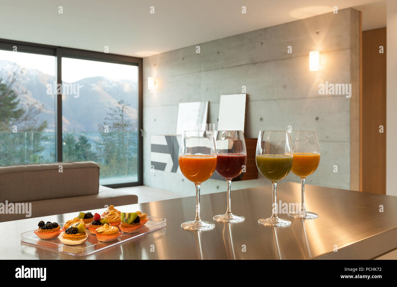 Chambre moderne d'intérieur, apéritif avec des pâtisseries Banque D'Images