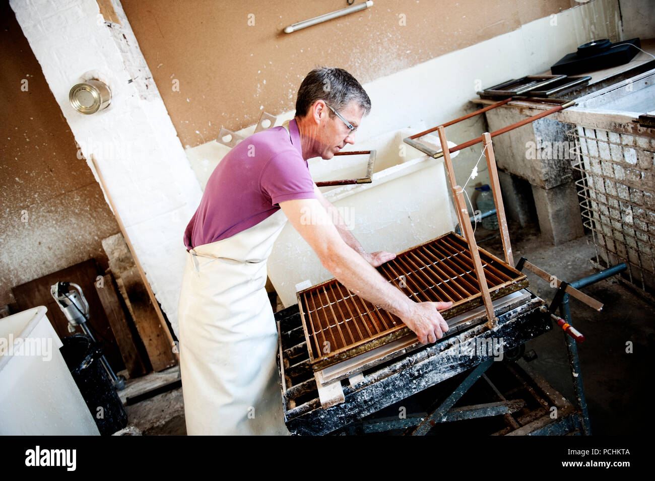 L'atelier du papier fait main bouilloire Pascal Jeanjean à Braine-le-Comte (Belgique, 03/07/2015) Banque D'Images