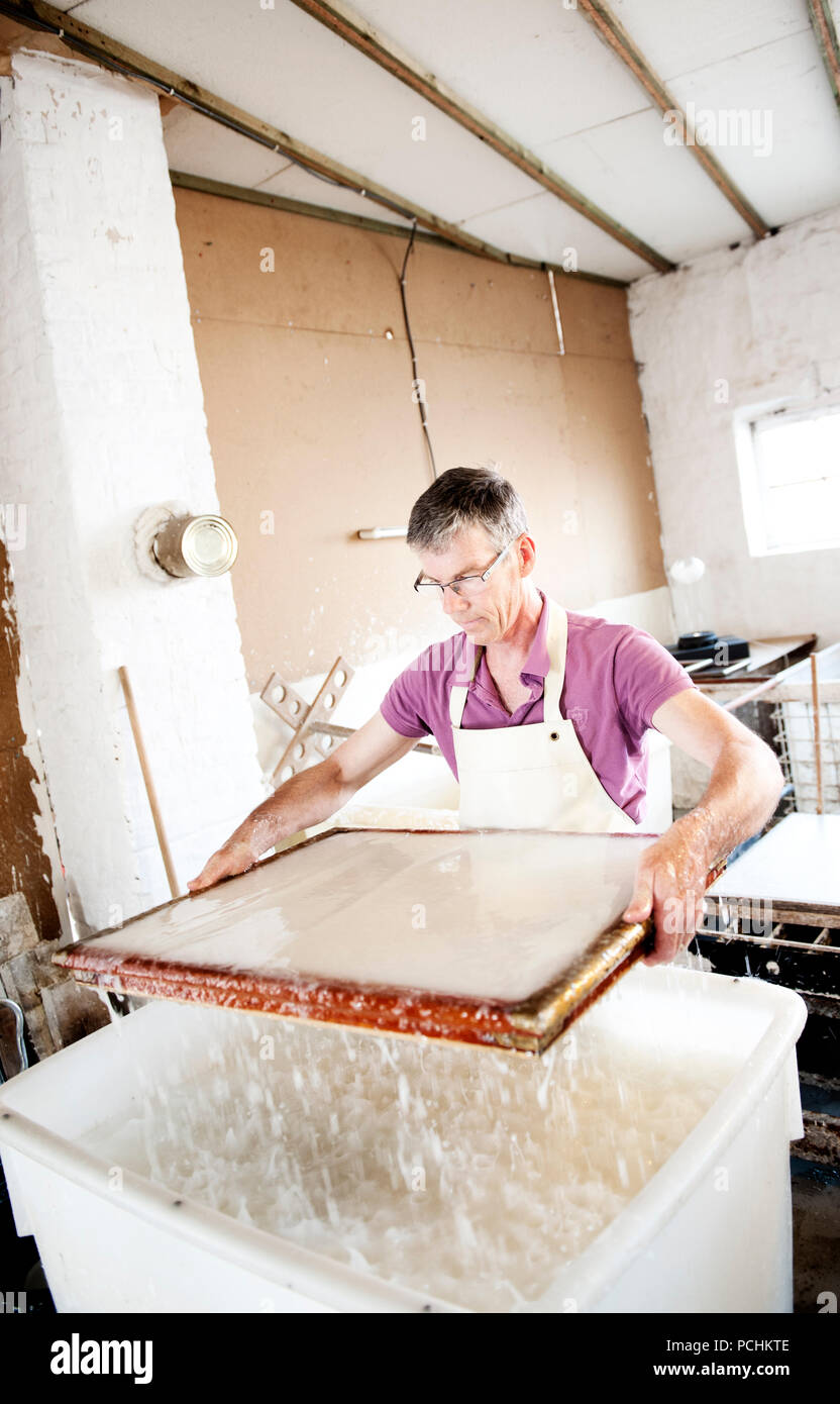 L'atelier du papier fait main bouilloire Pascal Jeanjean à Braine-le-Comte (Belgique, 03/07/2015) Banque D'Images