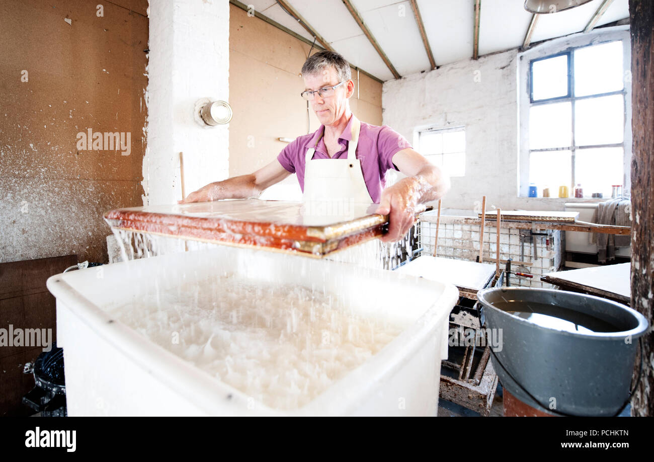 L'atelier du papier fait main bouilloire Pascal Jeanjean à Braine-le-Comte (Belgique, 03/07/2015) Banque D'Images