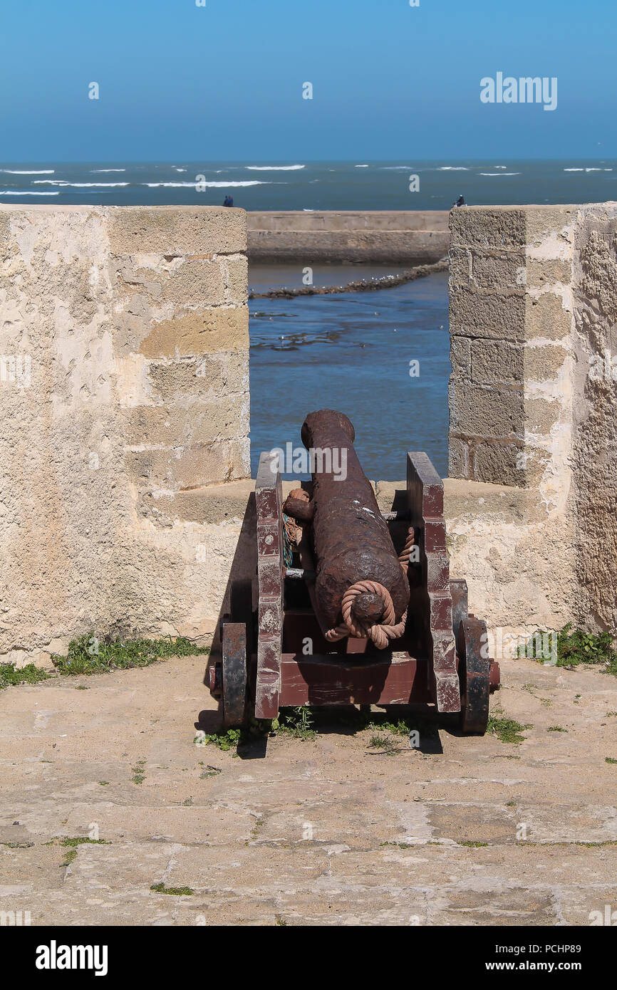 Ancienne forteresse portugaise sur la côte de l'océan Atlantique à El Jadida, Maroc. Canon historique dans la fenêtre du mur de pierres. Ciel bleu. Banque D'Images