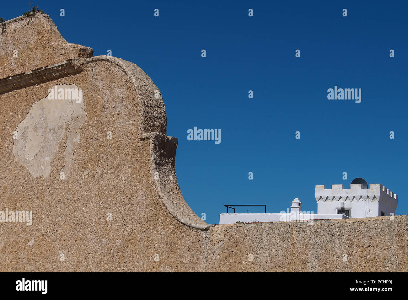 Détail de l'architecture portugaise traditionnelle dans formere forteresse portugaise à El Jadida, Maroc. Ciel bleu. Banque D'Images