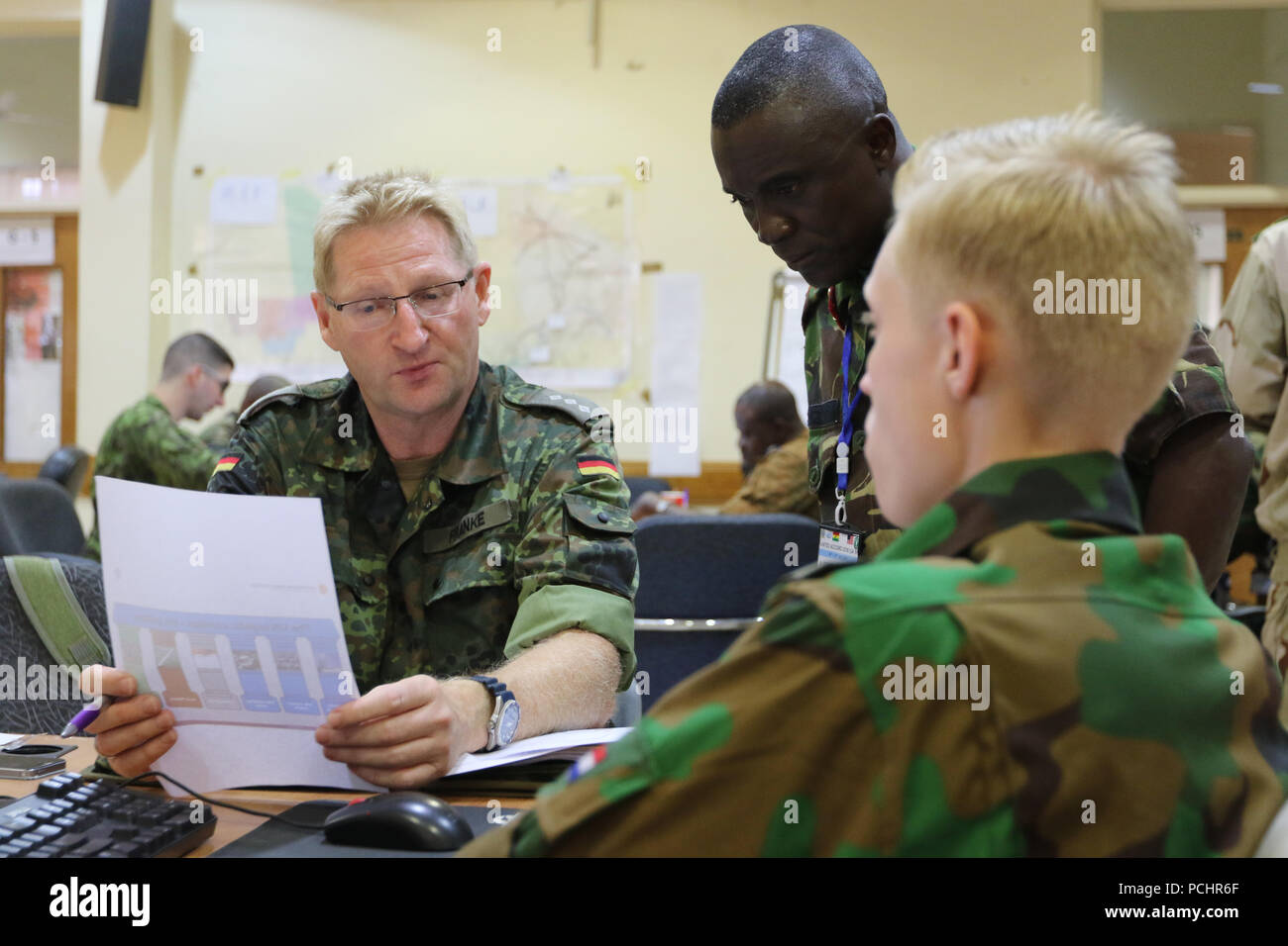 Le capitaine Christoph Franke, officier de logistique avec l'armée allemande, fournit des commentaires et des conseils aux participants à l'exercice de poste de commandement (XPC) passage de l'Accord 2018 au Centre international Kofi Annan de formation, le 28 juillet 2018, Accra, Ghana. Franke a servi en tant qu'observateur-formateur lors de l'accord des 18. Les CPX scénario a été conçu pour augmenter l'Organisation des Nations Unies en mission de stabilisation intégrée multidimensionnelle du Mali (MINUSMA) Capacité à planifier, déployer, soutenir et redéployer un combined joint task force à l'appui de l'ONU et l'Union africaine : inutile de maintien Banque D'Images