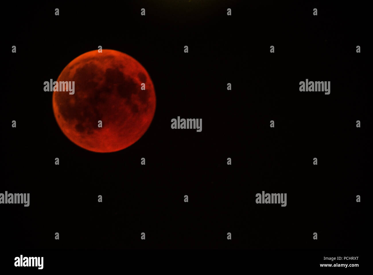 L'éclipse lunaire de 2018 a été la plus longue éclipse lunaire totale du XXIe siècle, survenant le 27 juillet 2018. L'image d'archives enregistre l'éclipse vue depuis Caserma Ederle à Vicence, en Italie, documentant la totalité de l'éclipse pendant l'alignement de l'ombre de la Terre. Banque D'Images