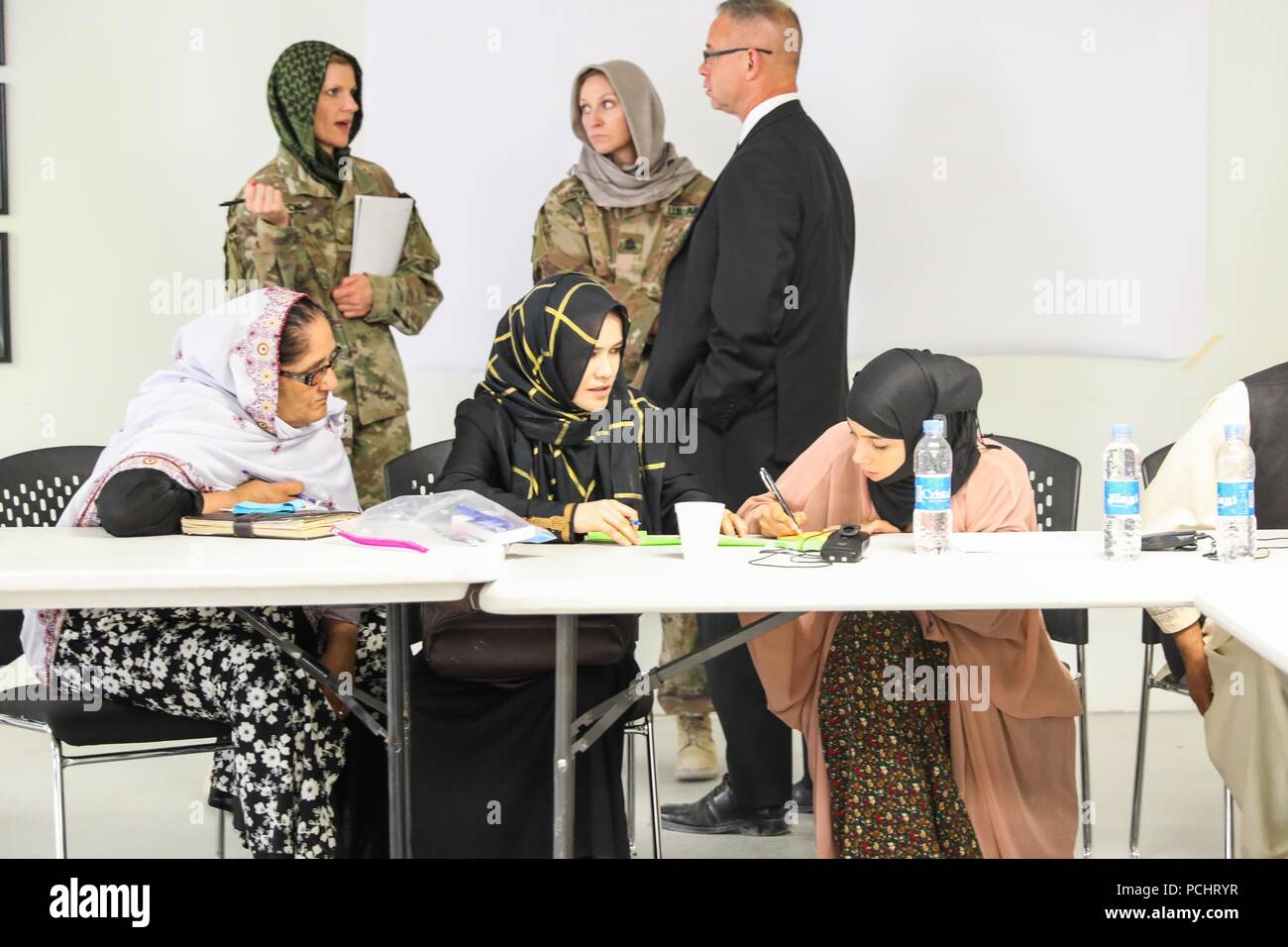 L'AÉRODROME DE KANDAHAR, Afghanistan (28 juillet 2018) -- les femmes afghanes de la communication travaillent ensemble, le 28 juillet 2018, au cours d'un exercice pratique d'une shura dans le Train, conseiller et assister les Command-South composé dans l'aérodrome de Kandahar, Afghanistan. La Shura a été accueilli par appui résolu à aider les conseillers militaires afghans, sécurité, social, diplomatique, les femmes et les communicateurs religieux dans la synchronisation des messages sur la paix en Afghanistan. (U.S. Photo de l'armée par le sergent. Neysa Canfield/TAAC-Sud Affaires publiques) Banque D'Images