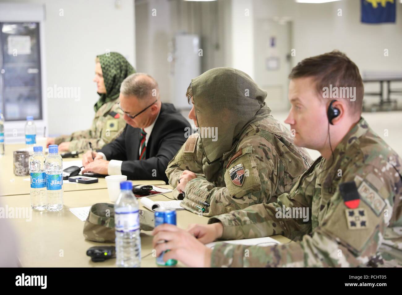 L'AÉRODROME DE KANDAHAR, Afghanistan (28 juillet 2018) -- conseillers résolument l'écouter les débats, le 28 juillet 2018, lors d'une shura dans le Train, conseiller et assister les Command-South composé dans l'aérodrome de Kandahar, Afghanistan. La Shura a été accueilli par appui résolu à aider les conseillers militaires afghans, sécurité, social, diplomatique, les femmes et les communicateurs religieux dans la synchronisation des messages sur la paix en Afghanistan. (U.S. Photo de l'armée par le sergent. Neysa Canfield/TAAC-Sud Affaires publiques) Banque D'Images