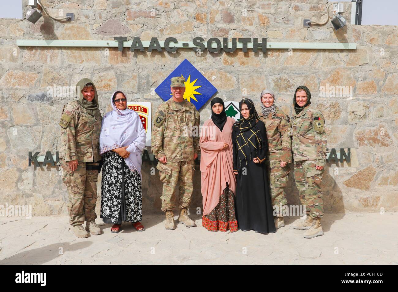 L'AÉRODROME DE KANDAHAR, Afghanistan (28 juillet 2018) -- et les femmes afghanes l'appui résolu des communicateurs posent pour une photo de groupe avec le brigadier de l'armée américaine. Le général Jeffrey Smiley, former, conseiller et assister les Command-South, commandant le 28 juillet 2018, après d'une shura dans le Train, conseiller et assister les Command-South composé dans l'aérodrome de Kandahar, Afghanistan. La Shura a été accueilli par appui résolu à aider les conseillers militaires afghans, sécurité, social, diplomatique, les femmes et les communicateurs religieux dans la synchronisation des messages sur la paix en Afghanistan. (U.S. Photo de l'armée par le sergent. Neysa Canfield/TAAC-Sud Affaires publiques) Banque D'Images