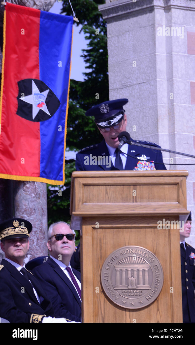 Le général Joseph Lengyel, Chef du Bureau de la Garde nationale, prend la parole lors d'un événement commémorant la participation de la 42e Division, maintenant un élément de la Garde Nationale de New York, dans la campagne au t Oisne-Aisne Oise- Aisne Cimetière Américain de Seringes et Nesles,le 28 juillet 2018.Vingt-cinq soldats de la 42e Division d'infanterie ont été en France de juillet à 29 pour prendre part à des événements commémorant le rôle de la division-- et le rôle de l'armée américaine-- dans la Première Guerre mondiale ( U.S. Army National Guard photo : capt Jean Marie Kratzer) Banque D'Images