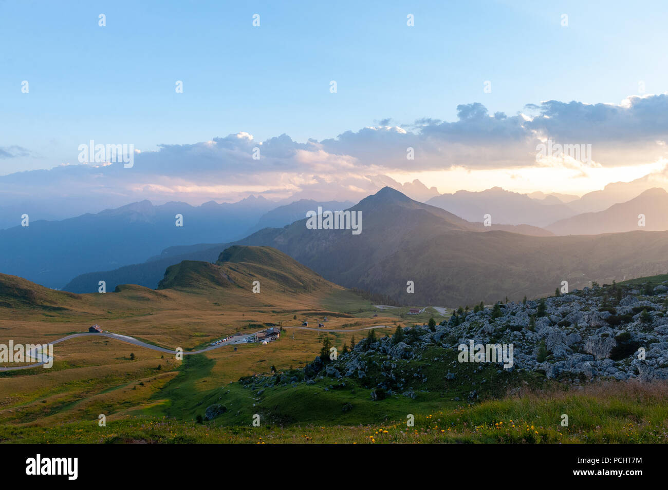 Coucher de soleil sur le Passo di Giau, dans le Dolomites italiennes, sur une fin juillet en soirée. Banque D'Images