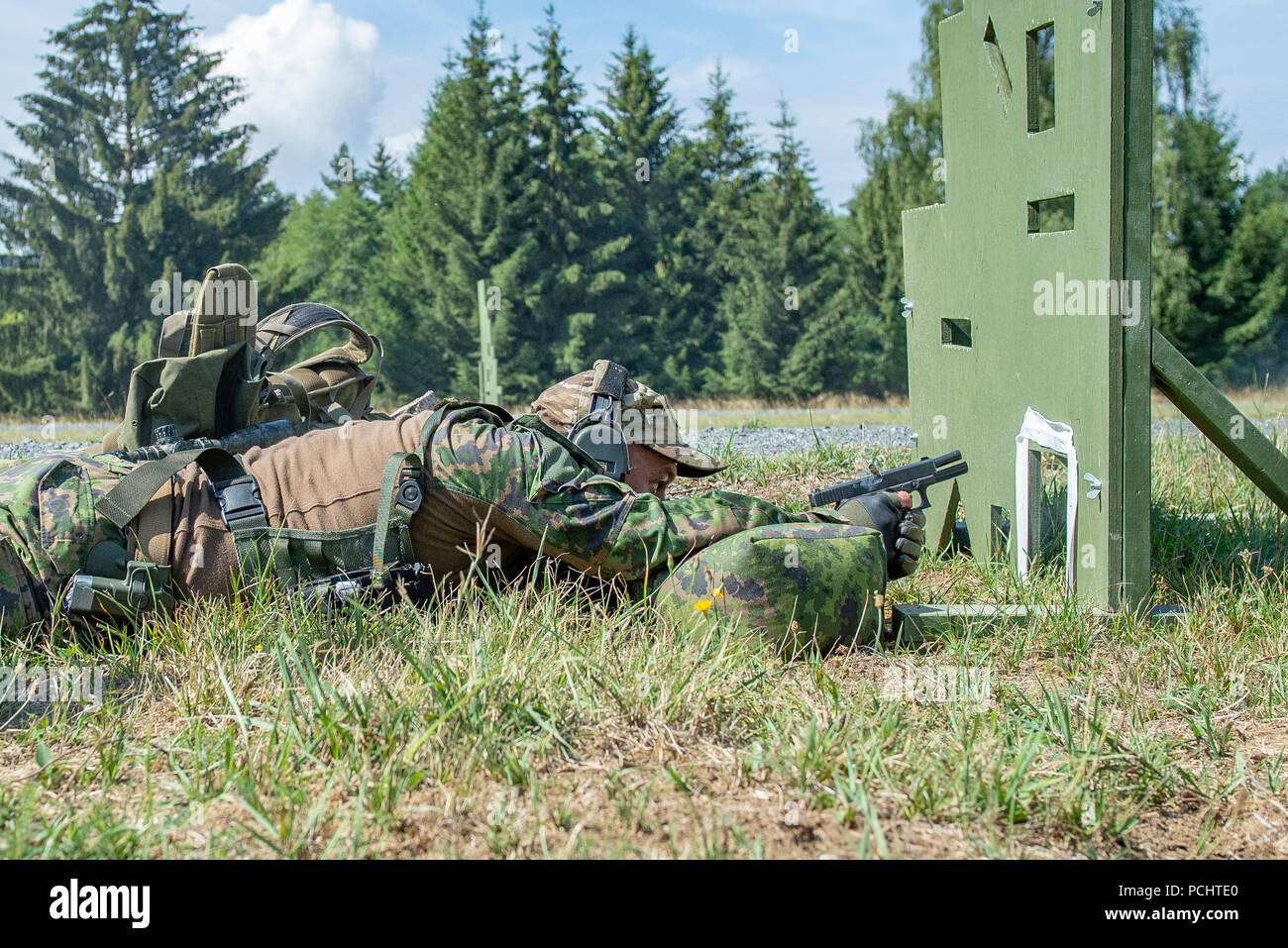 Sniper finlandais a participé à la compétition Europe Best Sniper Team organisée par l'U.S. Army Europe. Le 29 juillet 2018, le participant a tiré une dernière balle de pistolet depuis la position couchée sur le ventre pendant la piste de tir de stress dans la zone d'entraînement de Grafenwoehr, en Allemagne. L'image d'archive enregistre la phase d'arme de poing dans l'événement multinational structuré de tir au tir. Banque D'Images