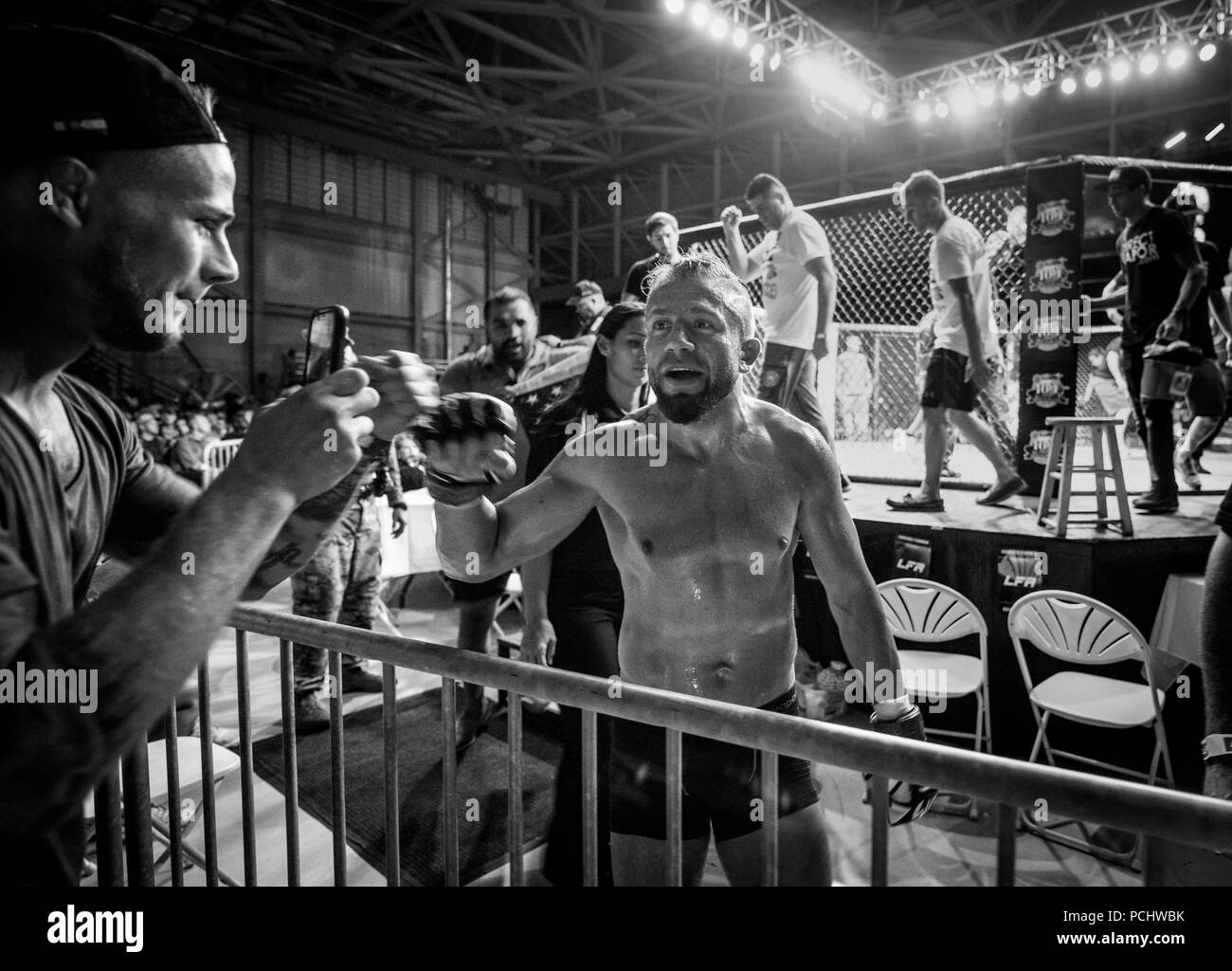 Ahmet Kayretli est un concurrent professionnel d'arts martiaux mixtes qui a participé à Legacy Fighting Alliance 46 le 27 juillet 2018, à joint base Langley-Eustis, en Virginie. L’image d’archive documente sa célébration en cage lors de l’événement du centenaire de Fort Eustis marquant les 100 ans de la fondation de l’installation de l’Armée de terre en 1918. Banque D'Images