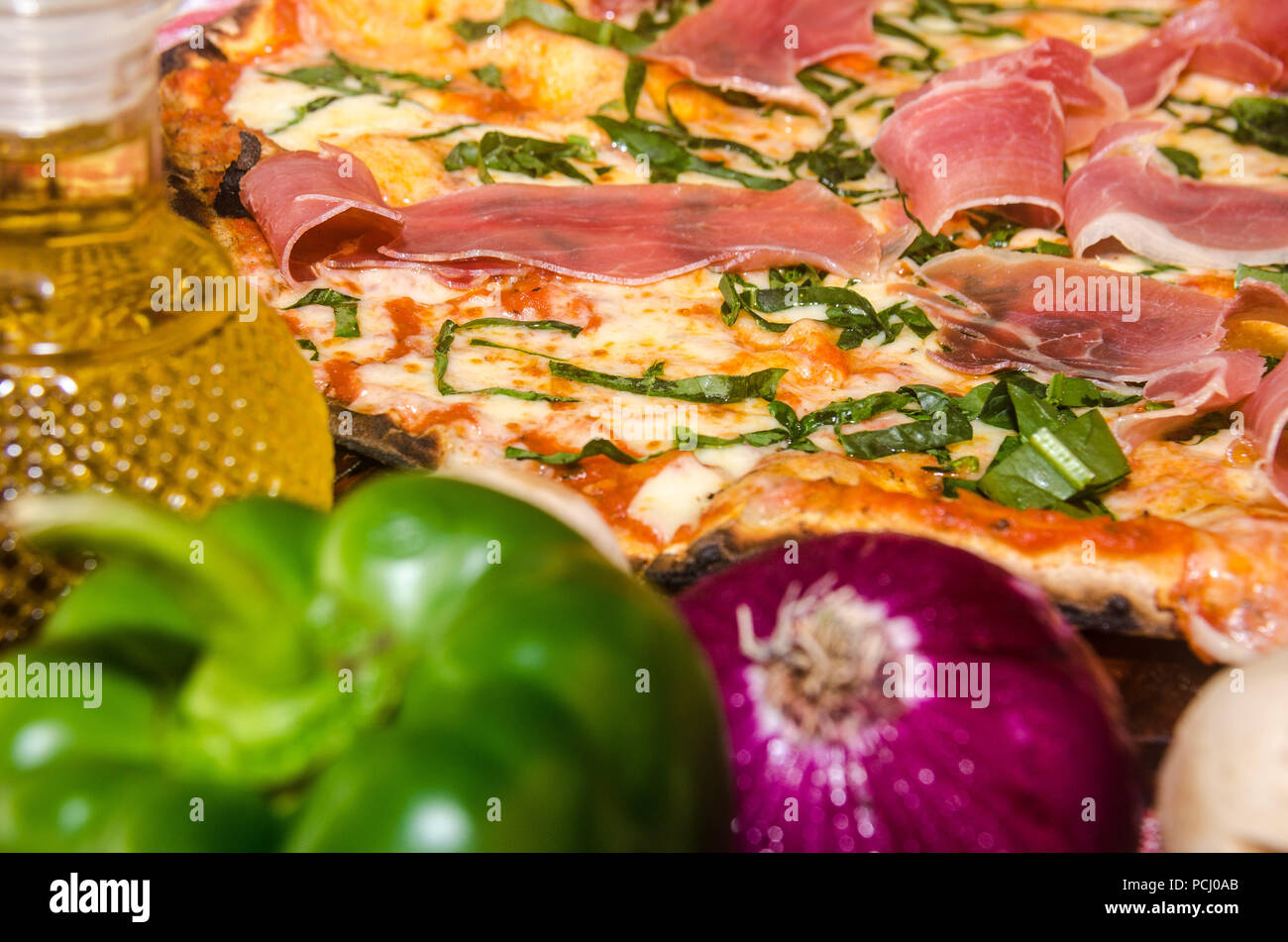 Pizza artisanale sur une plaque de bois Banque D'Images Pizza artisanale sur une plaque de bois Banque D'Images