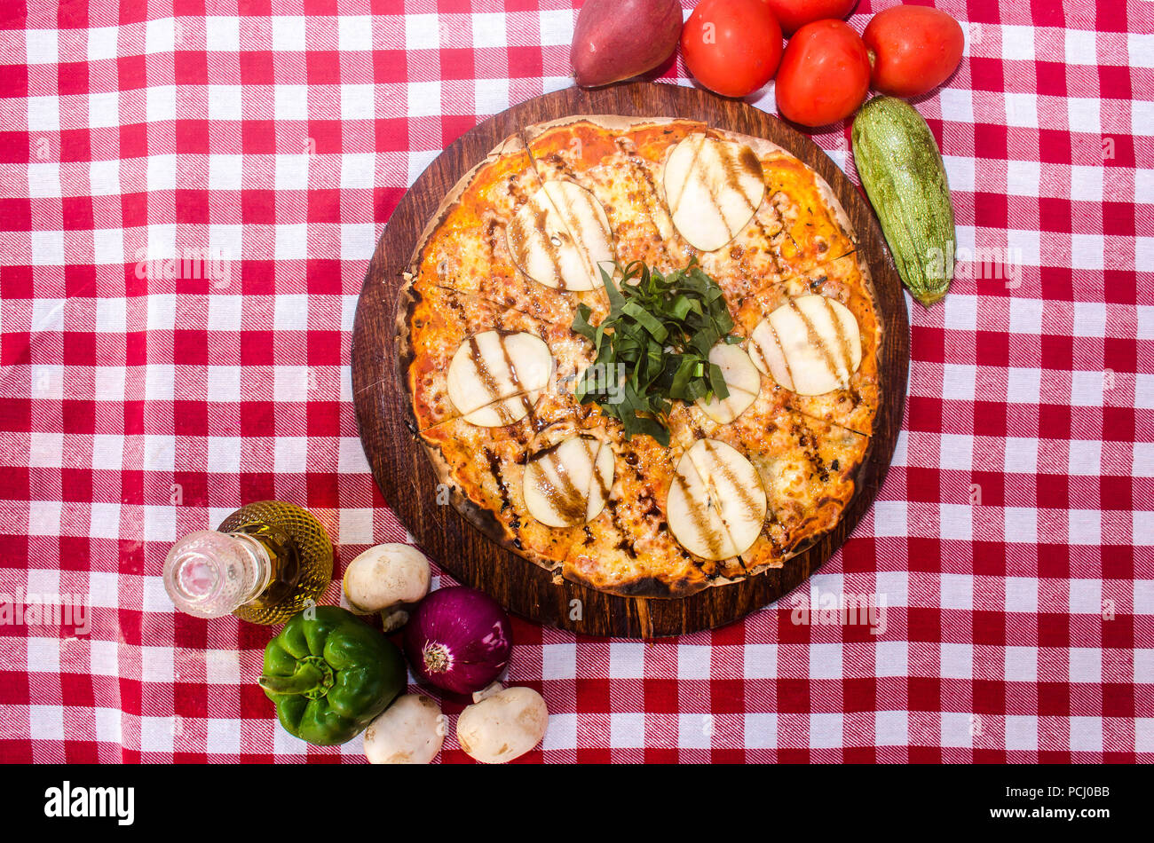 Pizza artisanale sur une plaque de bois Banque D'Images Pizza artisanale sur une plaque de bois Banque D'Images