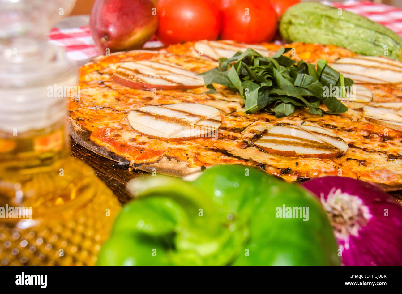 Pizza artisanale sur une plaque de bois Banque D'Images Pizza artisanale sur une plaque de bois Banque D'Images