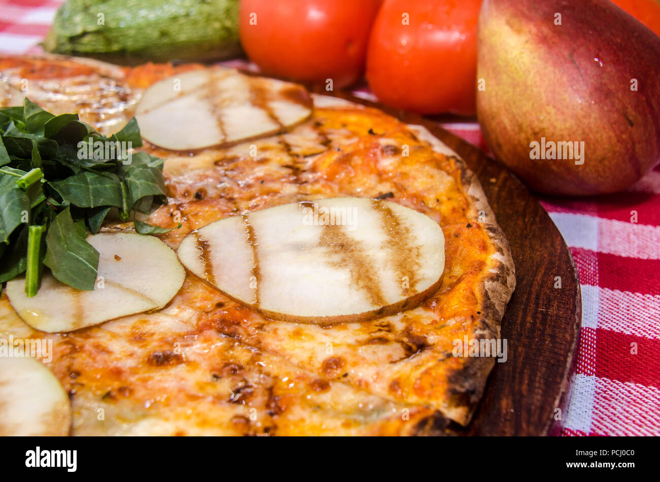 Pizza artisanale sur une plaque de bois Banque D'Images Pizza artisanale sur une plaque de bois Banque D'Images