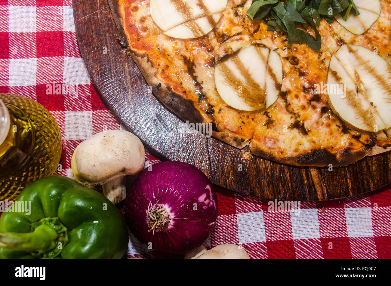 Pizza artisanale sur une plaque de bois Banque D'Images Pizza artisanale sur une plaque de bois Banque D'Images