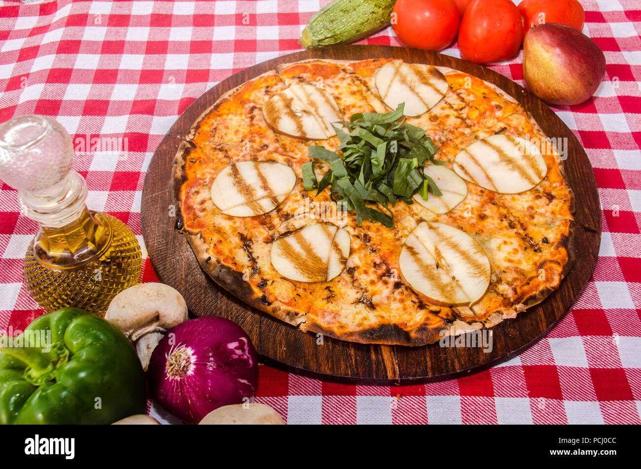 Pizza artisanale sur une plaque de bois Banque D'Images Pizza artisanale sur une plaque de bois Banque D'Images