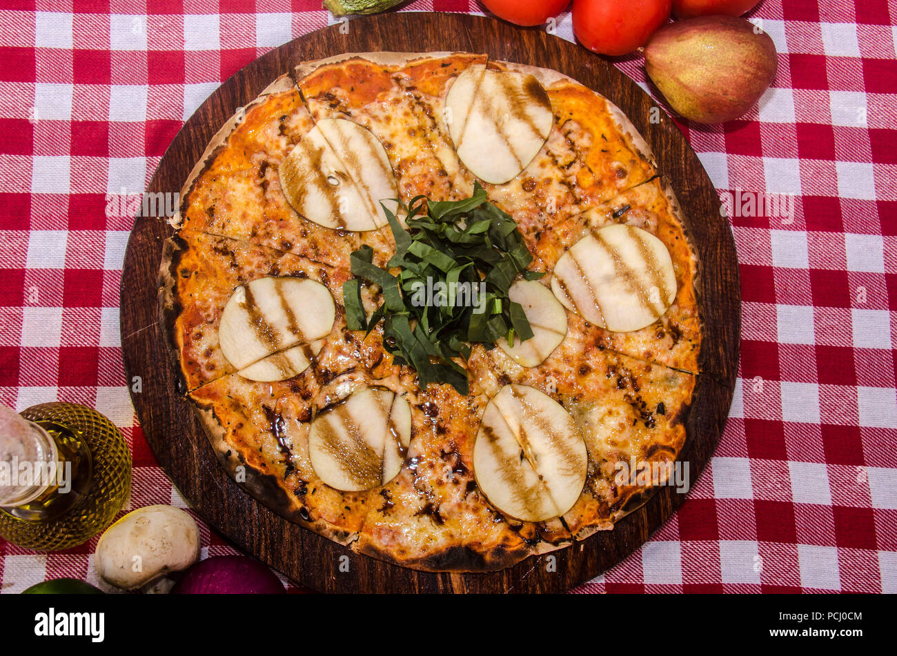 Pizza artisanale sur une plaque de bois Banque D'Images Pizza artisanale sur une plaque de bois Banque D'Images